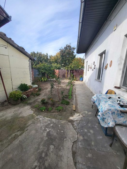 Inchiriez apartament la casa cu curte privata