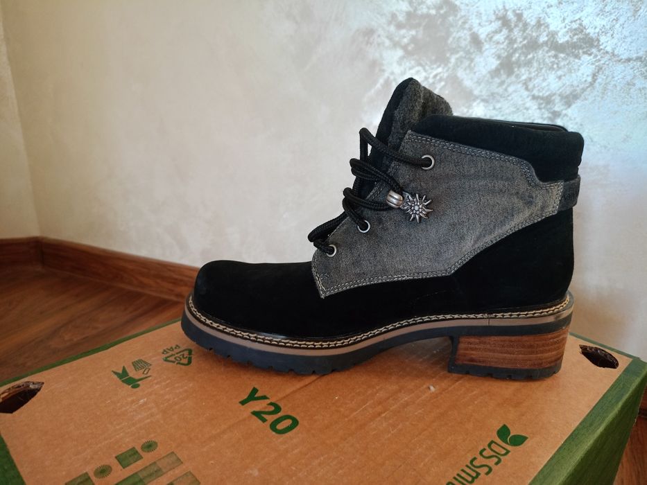 Боти естествен велур Montega