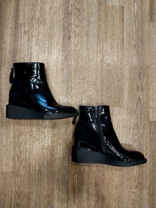 Продам женские ботинки