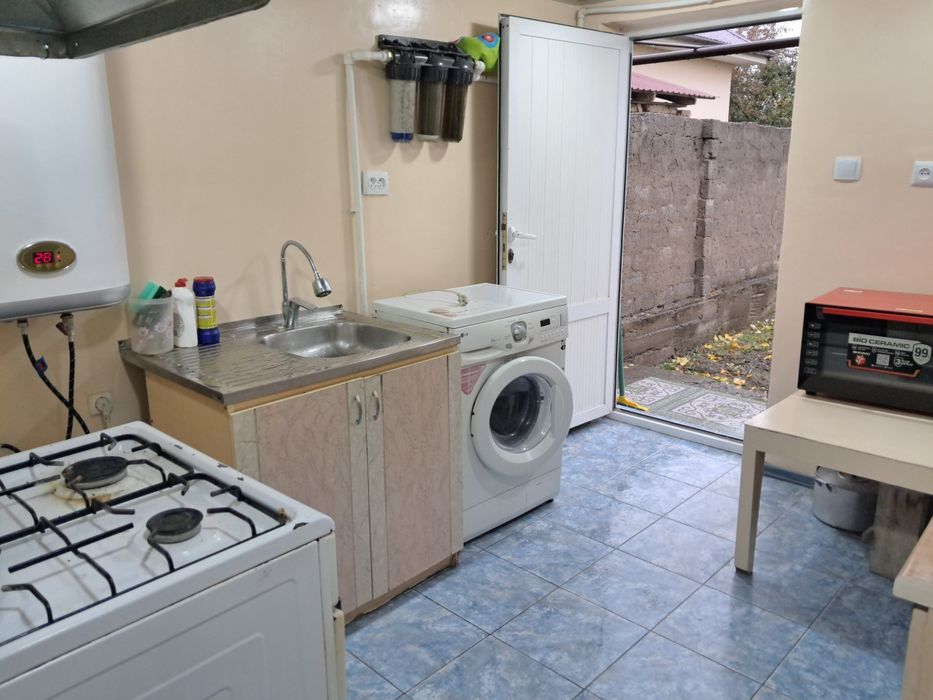 9 сотих 4 хонали ҳовли сотилади. Йулди буйи, бизнес учун қулай жой.