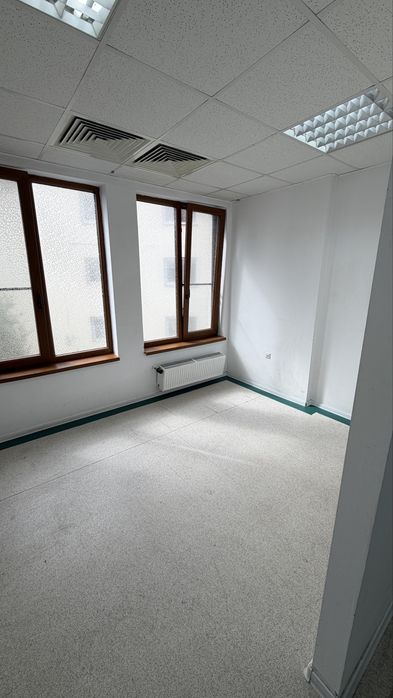 Ocazie!! 2700eur/mp.Imobil 125mp etaj 1 format din 3 apartamente. Curte privata