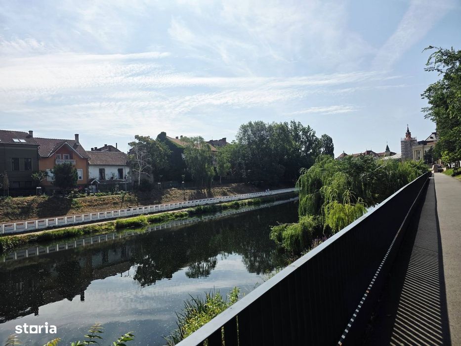 Apartamentul de pe malul Crișului , cu view înspre Palatul Primăriei