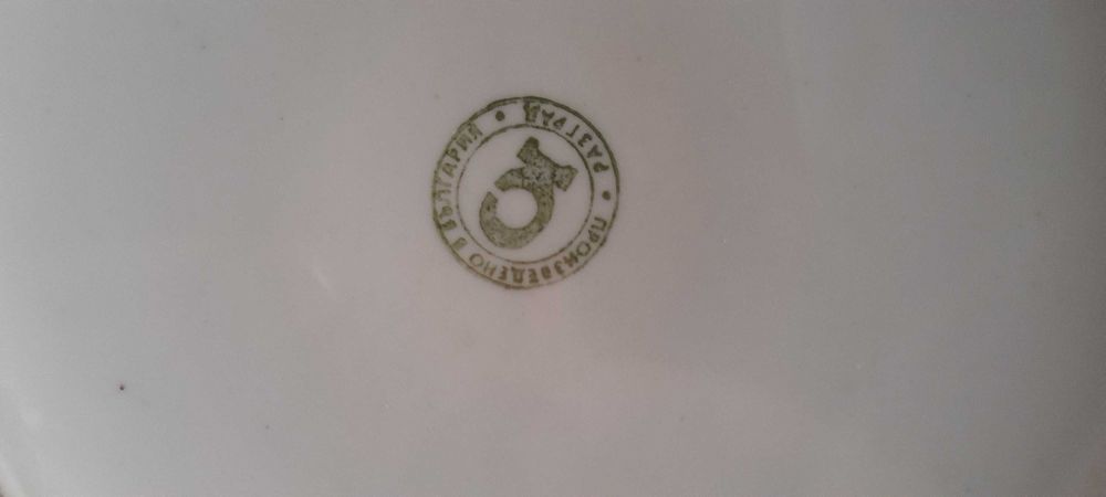 Стар порцеланов чайник с две чашки