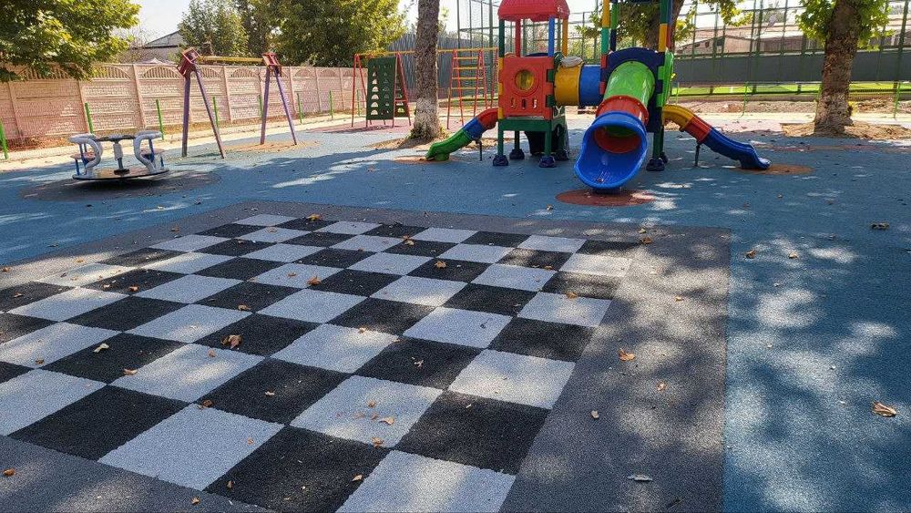 Резиновое наливной покрытие для детских площадок