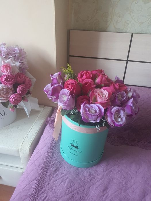 Искусственные цветы в коробке