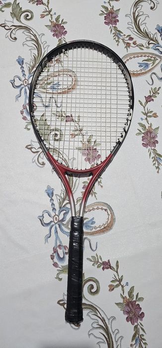 Tennis raketka sotiladi
