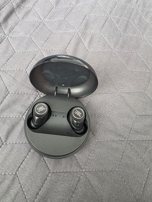 Vând căști wireless JBL