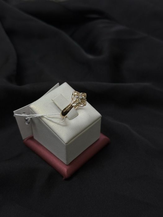 Золотое кольцо с фианитами