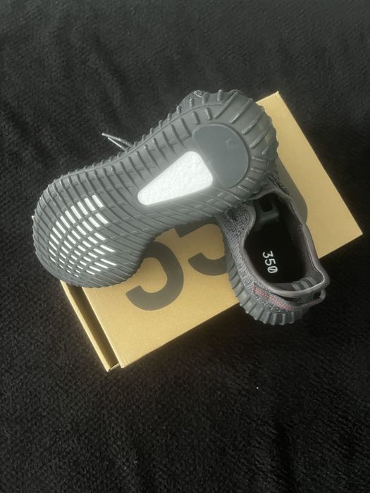 Чисто нови yeezy 350 43-ти номер.