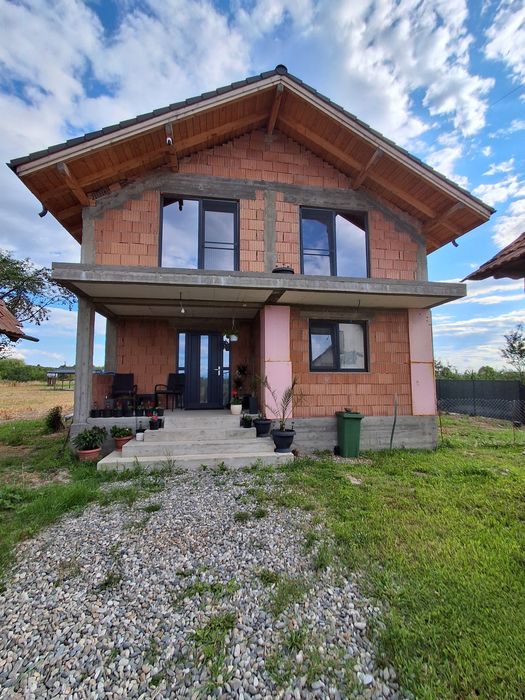 Casa noua ,în comuna Budești, sat Bercioiu la 16 km de centrul orașului Rm Valcea