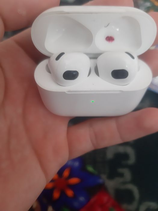 Airpods sotiladi juda zo‘r ishlashi zaryadi yaxshi