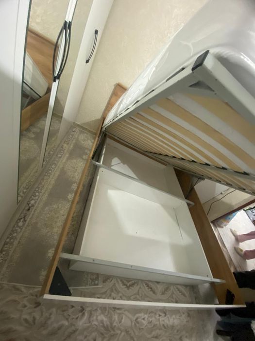 Кровать вместе с матрасом