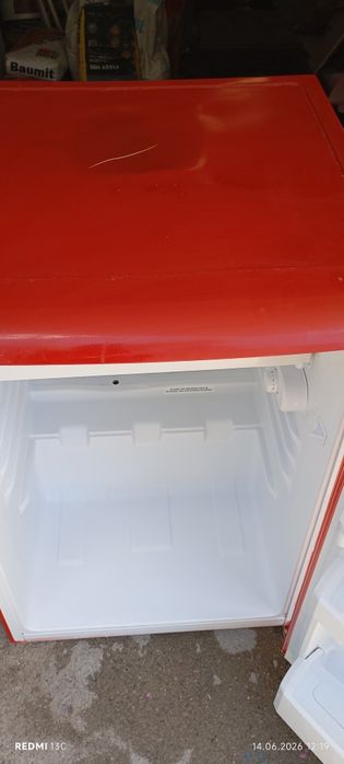 Червен хладилник BEKO