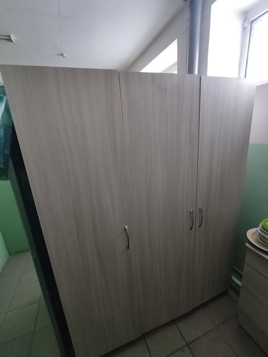 Шкаф трёхдверный