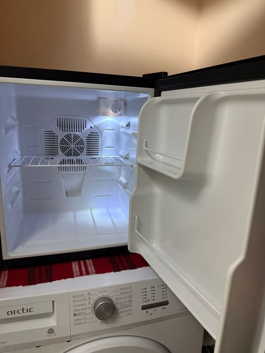 Mini frigider perfect funcțional Petru doze de suc apa etc.