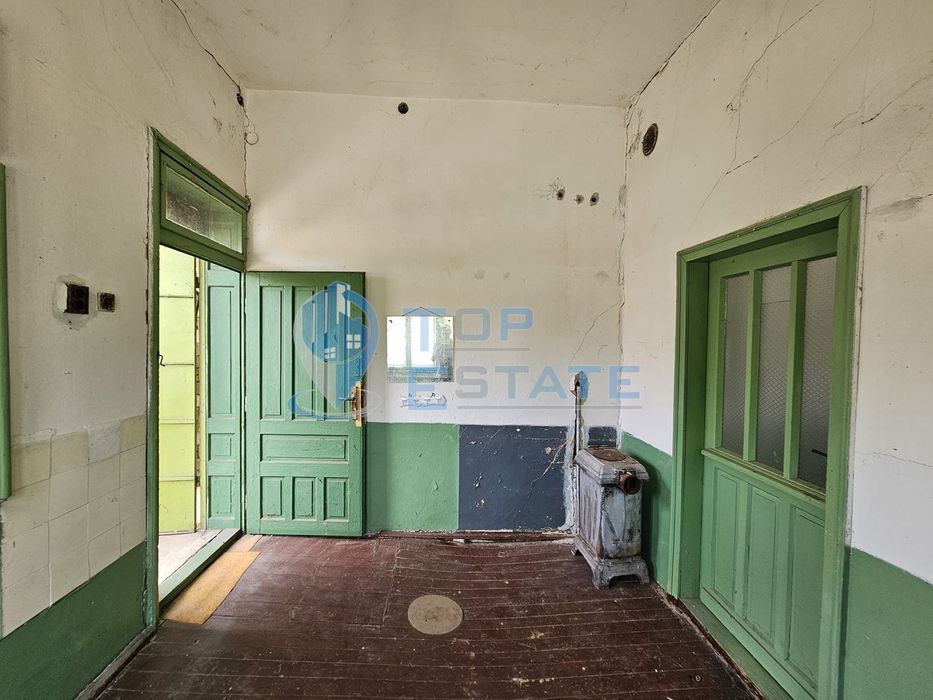 Здрава тухлена къща с кладенец в село Караисен