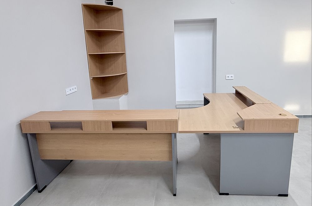 Продам б/у офисные столы!