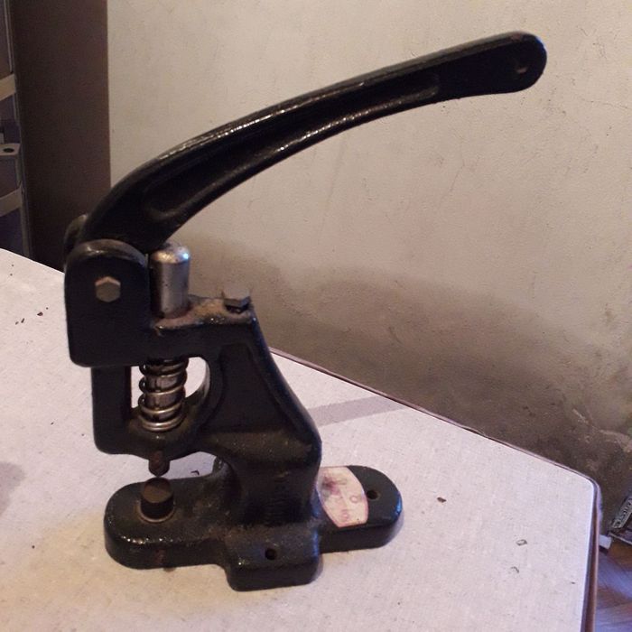 Продавам немска ръкавна шевна машина Adler + машина за копчета