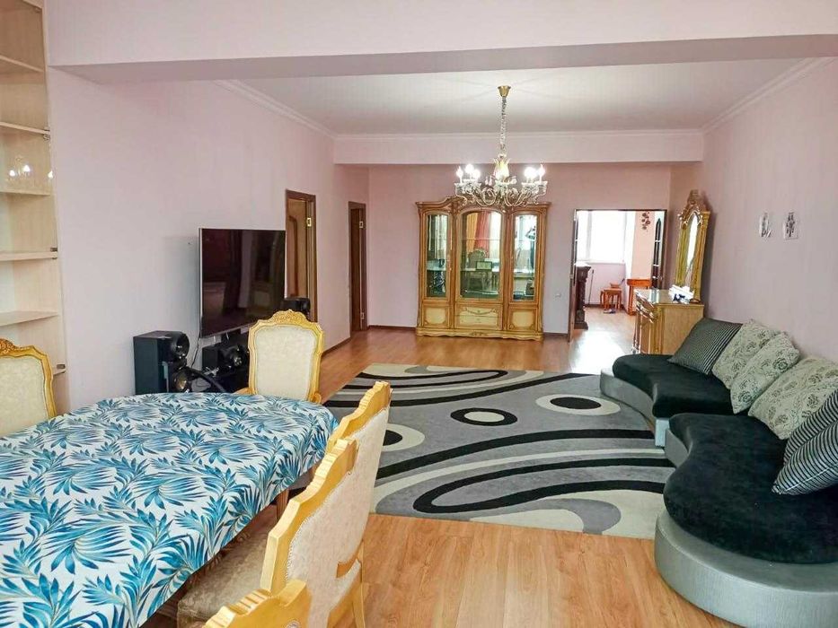 Продам 5-комнатную квартиру в центре Акбота