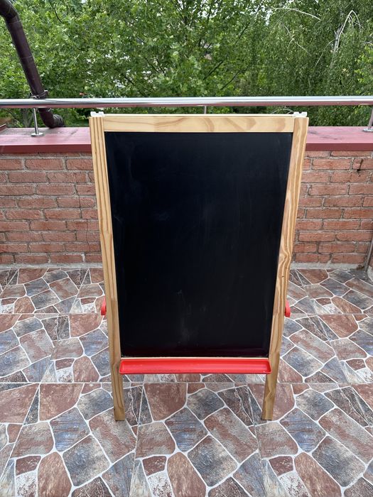Tabla Ikea, cu doua fete si suport pentru rola de hartie