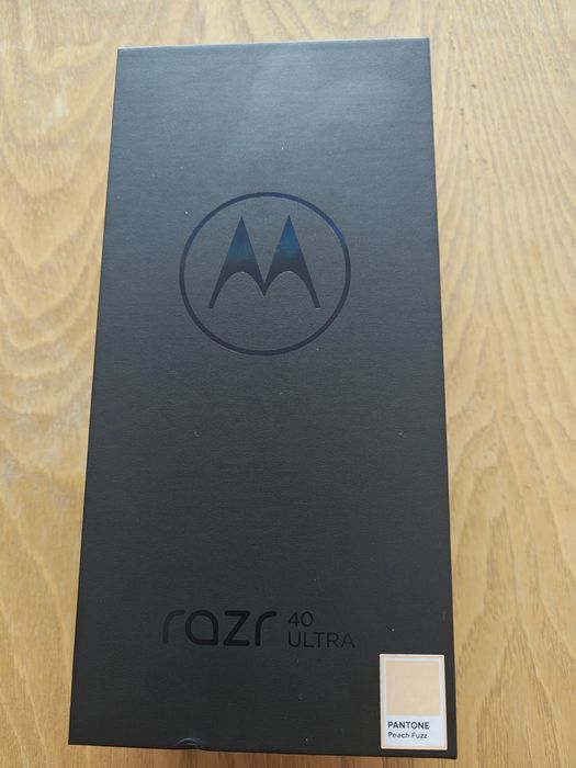Motorola Razr 40 Ultra 5G – PANTONE Peach Fuzz – 8GB/256GB – перфектно състояние