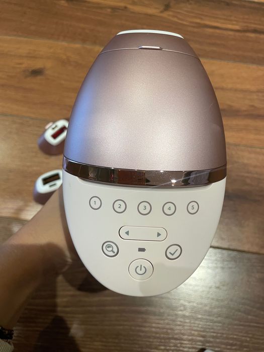 Фотоепилатор Philips Lumea 9000