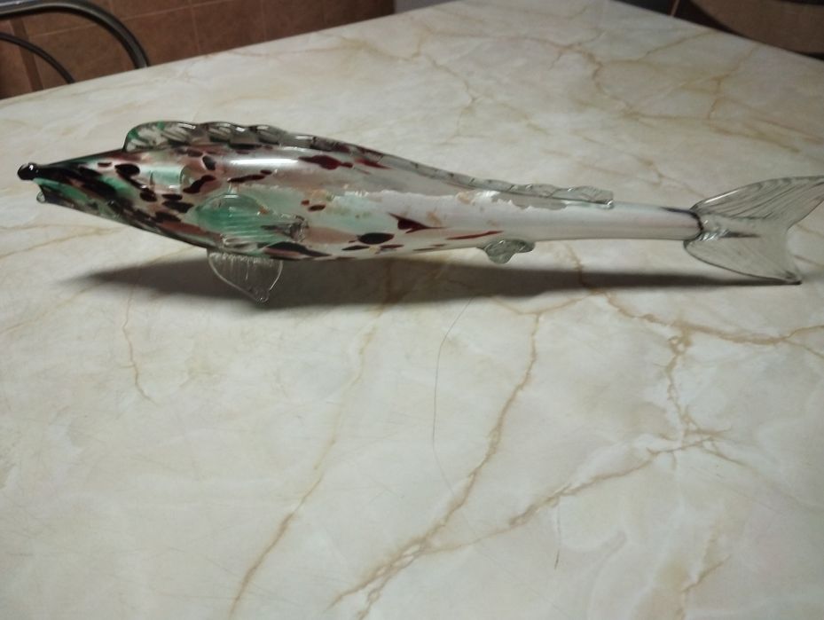 Vând-schimb milee lasetă, picturi neinramante, un bibelou peste sticla