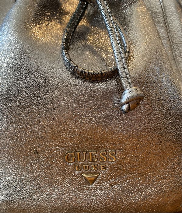Сребриста чанта  Guess luxe