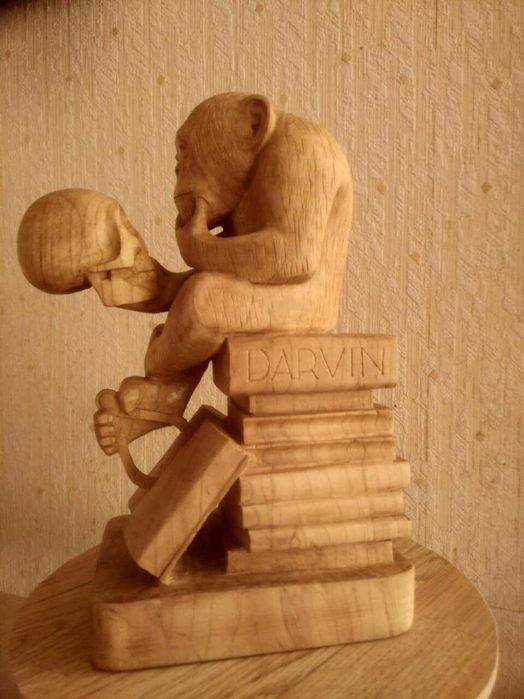 Статуэтка Обезьяна Дарвина из абрикосового дерева.