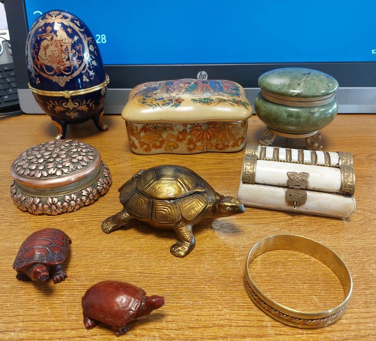 Cutii de bijuterii din jad, ceramica și os