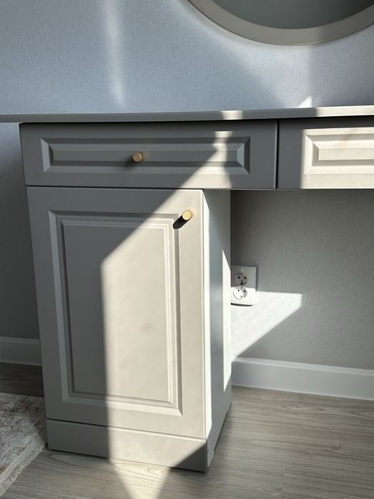 Продается туалетный столик с зеркалом