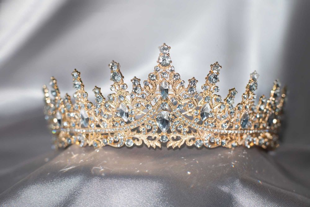 Диадема, корона с белыми кристаллами, золотистая. Доставка включена.