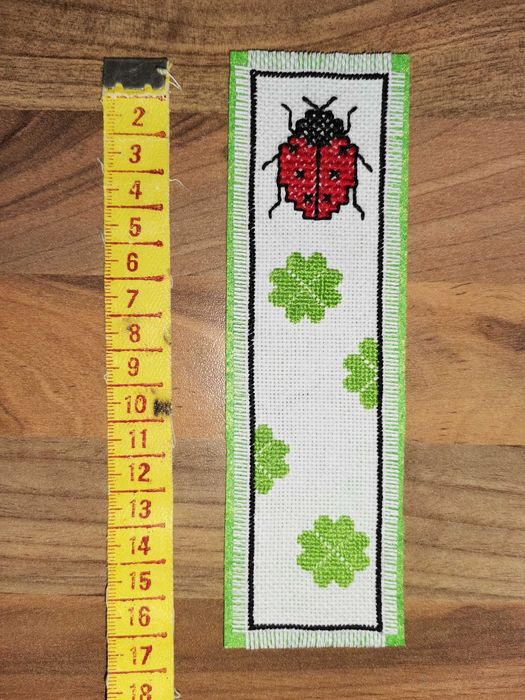 Ръчнобродиран книгоразделител- идея за подарък