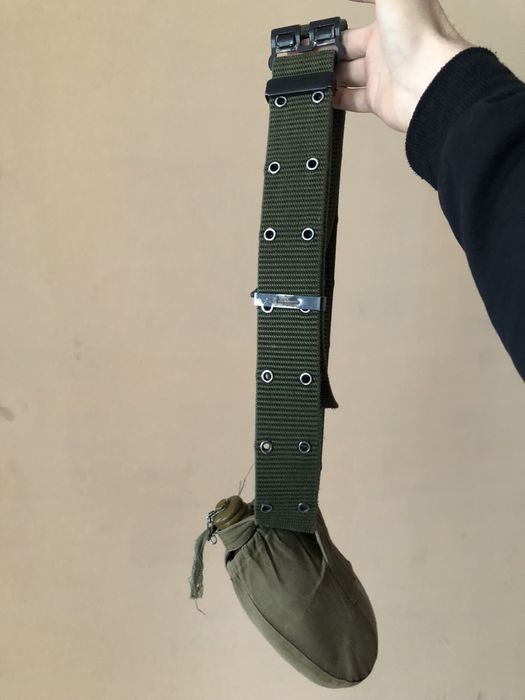 Военный ремень и фляжка