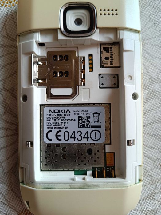 Продавам Nokia C3-00 + две зарядни