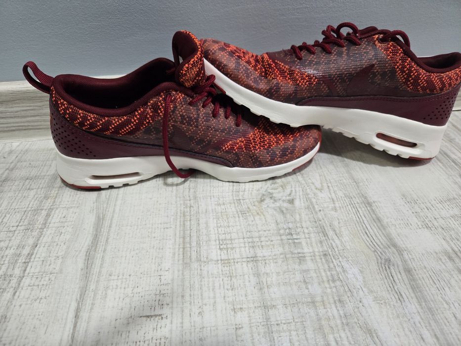 Маратонки NIKE..