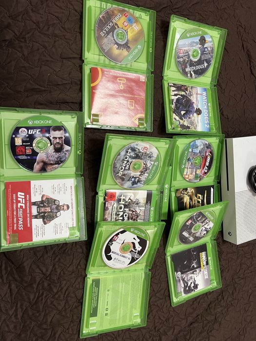 Consolă Xbox One S + 14 Jocuri (EA FC 25, Dark Souls 3, Mortal Kombat XL)