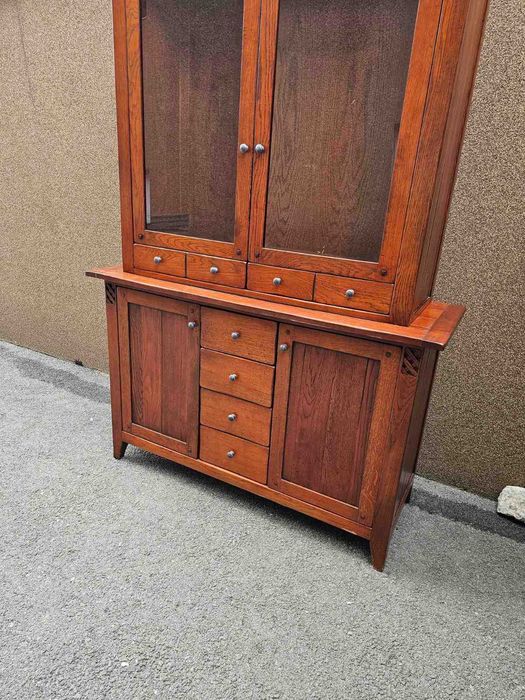 Трапезен шкаф с кристални стъкла в стил Рустик