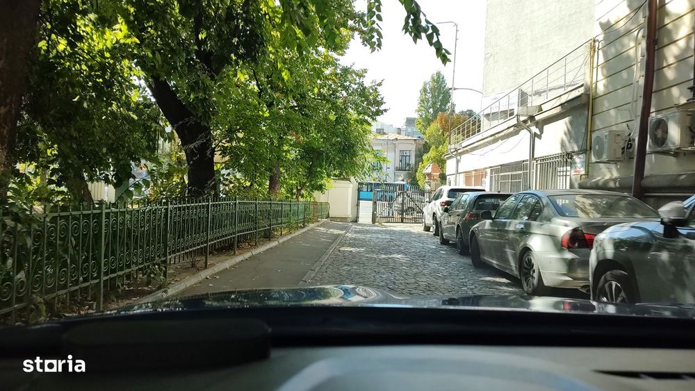 Garsoniera renovata-Piata Lahovari/Romana/ASE-curte privata,acces auto