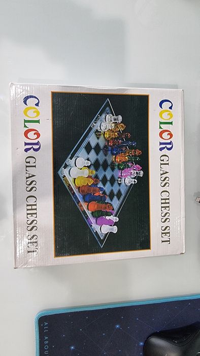 Set de șah din sticlă colorată