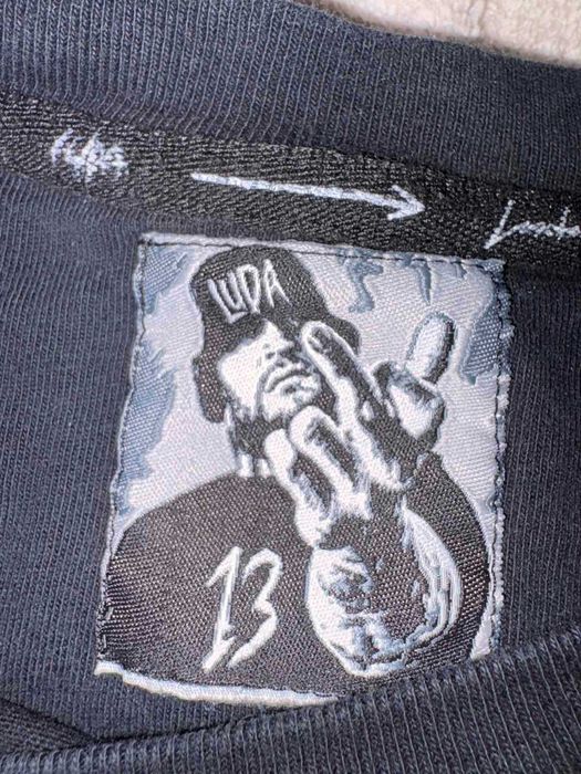 Луда тениска с луда надписи на гърба