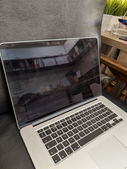 Apple MacBook Pro 15" (Mid-2015, Retina), 16GB RAM, SSD, като нов, с Apple mouse