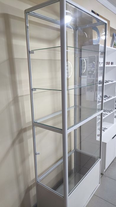 Стеклянная ветрина