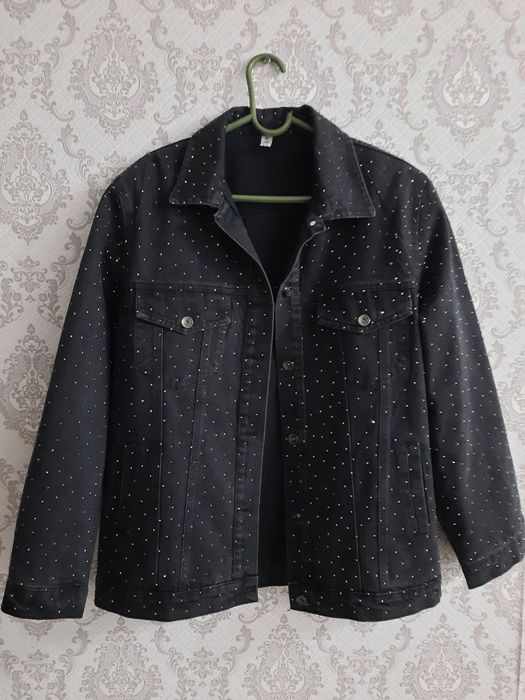 Женский джинсовый костюм со стразами