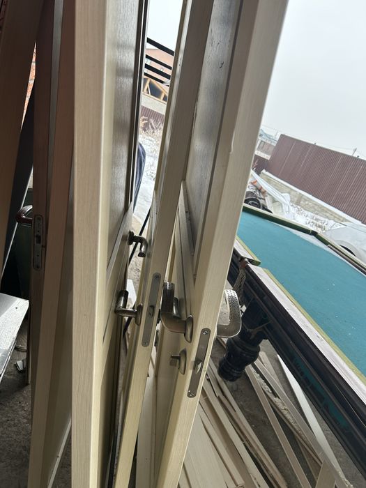 Продаётся двери из высококачественного материала.