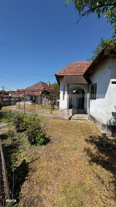 Casa cu teren 1100 mp si hala in curte, sat Carbesti
