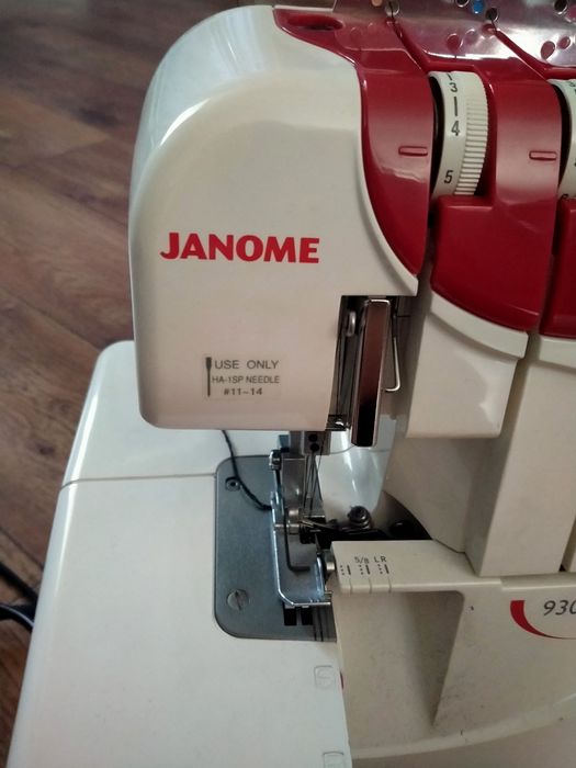 Продам оверлок Janome