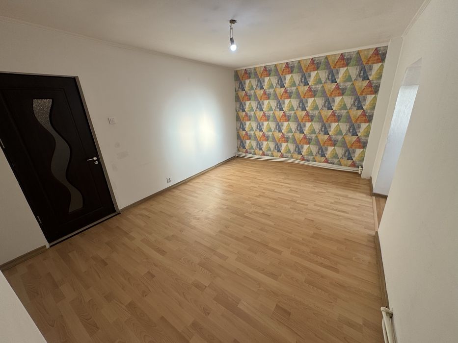 Inchiriez apartament nemobilat 4 camere parter Obcini