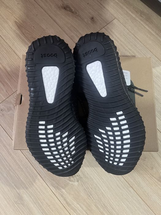 Adidasi Yeezy Boost 350 V2