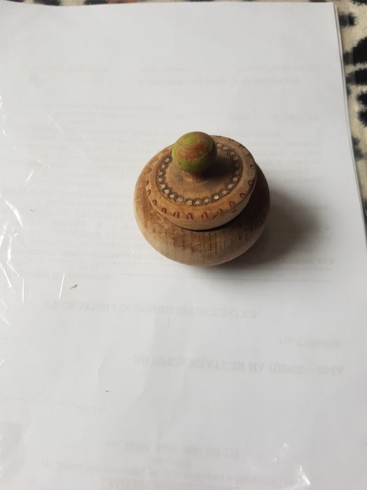 Продава се стара дървена кутия и сувенирчета